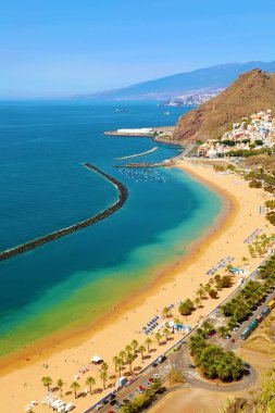 San Andres köyü nün ve Las Teresitas Plajı'nın panoramik manzarası, Tenerife, İspanya