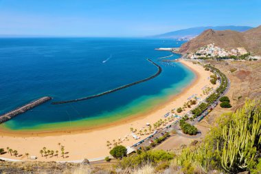 San Andres köyü nün ve Las Teresitas Plajı'nın panoramik manzarası, Tenerife, İspanya