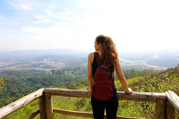 Vandrare med ryggsäck njuter utsikt från Jaragua Peak, Sao Paulo, Brasilien — Stockfoto