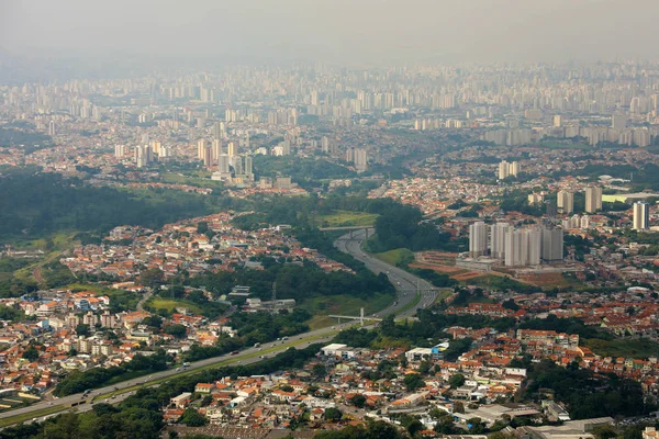 Panoramautsikt över stadssilhuetten i Greater Sao Paulo, storstadsområde i delstaten Sao Paulo i Brasilien — Stockfoto