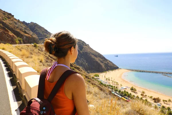 Kobieta Hiker patrząc na spektakularny krajobraz Playa de Las Teresitas, Teneryfa, Wyspy Kanaryjskie — Zdjęcie stockowe