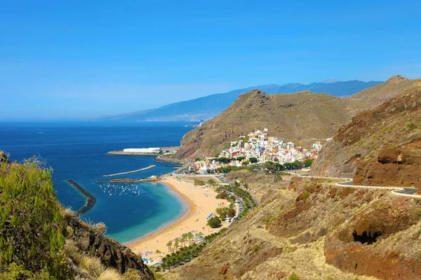 Tenerife panoramatický pohled na vesnici San Andres a pláž Las Teresitas, Kanárské ostrovy, Španělsko — Stock fotografie