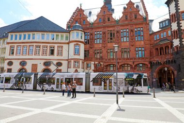 Frankfurt, Almanya - 13 Haziran 2019: Güzel mimarisi ve Frankfurt, Almanya'da geçen tramvayı ile Paulsplatz