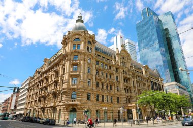 Frankfurt, Almanya - 13 Haziran 2019: Galileo ve Silberturm gökdelenleri ile Gallusanlage caddesinde Commerzbank banka şubesi Frankfurt, Almanya