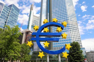İş ve Finans kavramı sabah Avrupa Merkez Bankası Genel Müdürlük, Frankfurt am Main, Almanya iş bölgesinde, dev Euro işaretiyle