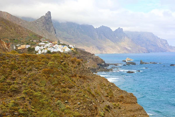 Almaciga pequena aldeia na montanha de Anaga no Oceano Atlântico, Tenerife, Espanha — Fotografia de Stock