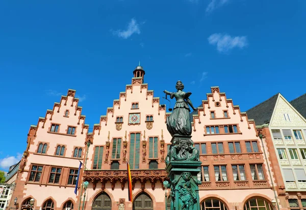 青空に市役所と正義の像とロマーベルク広場, フランクフルトの主要なランドマーク, ドイツ — ストック写真