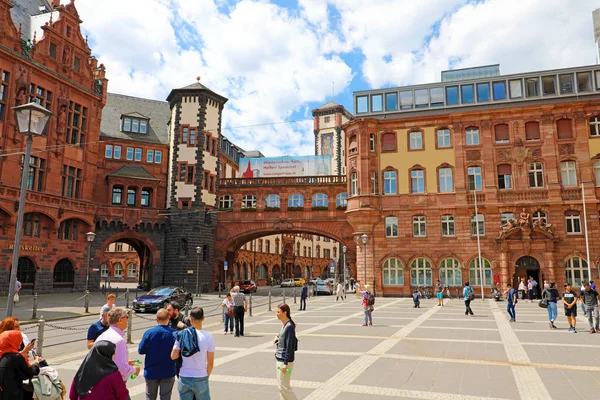 フランクフルト、ドイツ - 2019年6月13日:美しい建築とラッツケラーとフランクフルト、ドイツの観光客とポールスプラッツ — ストック写真