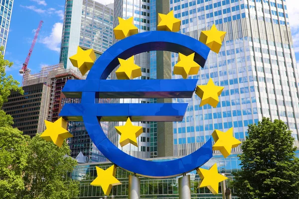 Business en Financiën concept met gigantische Euro-teken aan het hoofdkwartier van de Europese CentraleBank in de ochtend, zakenwijk in Frankfurt am Main, Duitsland — Stockfoto