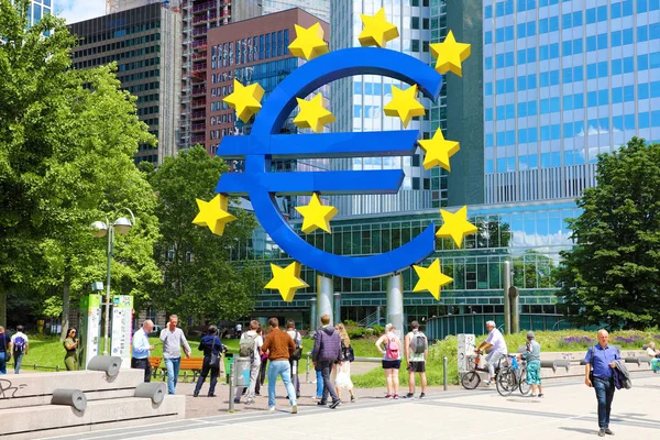 FRANKFURT, ALEMANHA - JUNHO 13, 2019: pessoas que caminham sob o sinal do euro em Frankfurt. O Banco Central Europeu administra a política monetária da zona euro. A sede fica em Frankfurt, Alemanha . — Fotografia de Stock