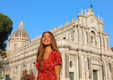 Sicilya Catania Katedrali ziyaret Gülümseyen kadın turist. İtalya'da yaz tatilleri.