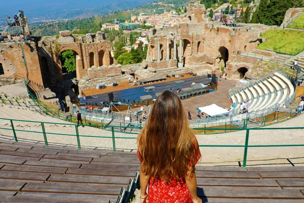 Veduta aerea di una bellissima giovane donna alla ricerca di rovine dell'antico teatro greco a Taormina, Sicilia Italia — Foto Stock