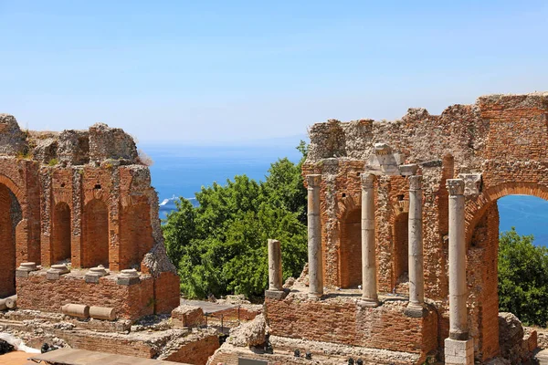 Руїни стародавнього грецького театру в місті Таорміна, Сицилія — стокове фото