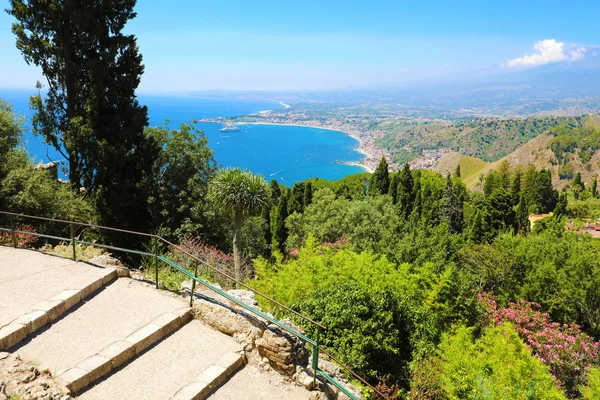 Bella vista aerea della costa siciliana. Mar Mediterraneo azzurro e monti verdi, Taormina, Sicilia, Italia . — Foto Stock