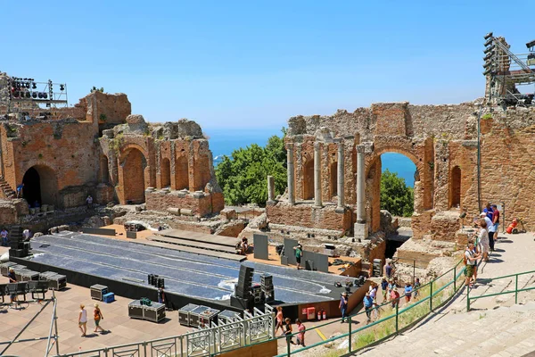 Taormina, Itálie-20. června 2019: Zřícenina starověkého řeckého divadla v Taormině na Sicílii — Stock fotografie