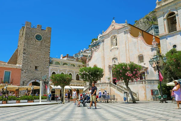 Taormina, italien - 20. juni 2019: piazza ix aprile platz mit touristen — Stockfoto