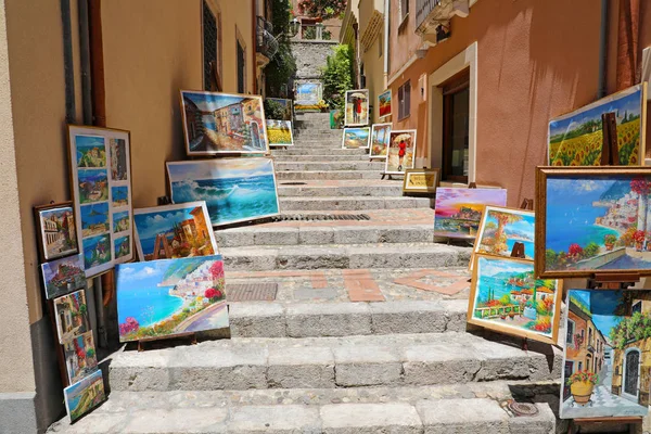 TAORMINA, ITALIA - 20 GIUGNO 2019: accogliente scalinata con dipinti a Taormina, Sicilia — Foto Stock