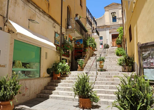 TAORMINA, ITALIE - 20 JUIN 2019 : vol confortable de marches avec des plantes à Taormina, Sicile — Photo