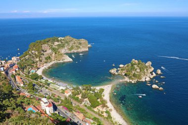 Taormina, İtalya güzel havadan görünümü. Isola Bella ada ve plaj ile Sicilya deniz manzarası.