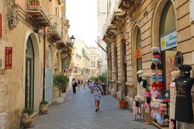 Syracuse, İtalya - 22 Haziran 2019: Ortigia adasındadar güzel sokak, Syracuse, Sicilya, İtalya