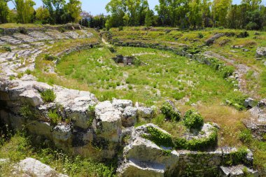 Sicilya adasındaki Syracuse (Siracusa) Roma Amfitiyatrosu harabeleri, İtalya
