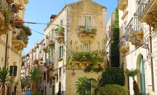 Fantasia aconchegante rua estreita decorada em Ortygia cidade velha de Siracusa, na Sicília, Itália — Fotografia de Stock