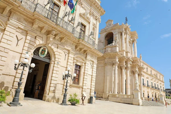 Syrakuzy, Włochy-22 czerwca 2019: ratusz i Katedra w Syrakuzach w Siciliy, Włochy — Zdjęcie stockowe