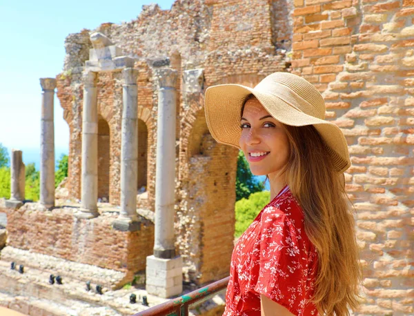 Porträtt av ung leende kvinna med hatt i berömda Taormina grekiska teatern, Sicilien, Italien — Stockfoto