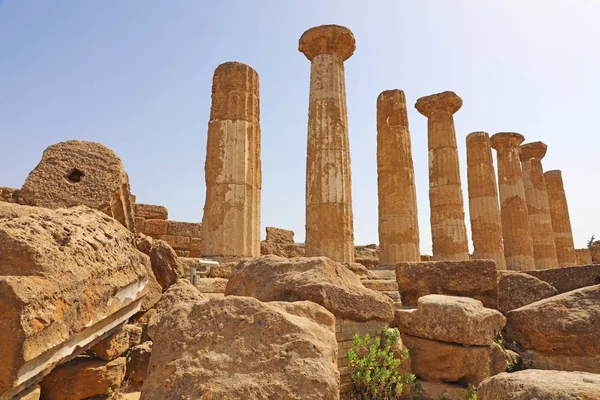 Arruinado Templo de Heracles columnas en el famoso antiguo Valle de los Templos de Agrigento, Sicilia, Italia. Patrimonio de la Humanidad UNESCO . — Foto de Stock