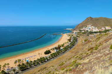 San Andres köyü nün ve Las Teresitas Plajı'nın panoramik manzarası, Tenerife, İspanya