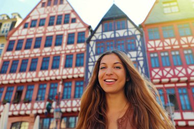 Romerberg meydanında gülümseyen turist kadın, Frankfurt, Almanya