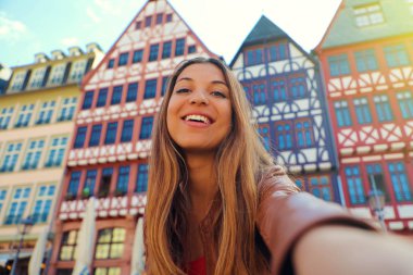 Güzel gülümseyen kadın Frankfurt Romerberg meydanında kendi portresini çekmek, Almanya