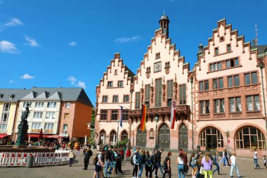 Frankfurt, Almanya - 13 Haziran 2019: Romerberg meydanında turistler, mavi gökyüzünde belediye binası ve adalet heykeli, Frankfurt'un ana simgesi, Almanya