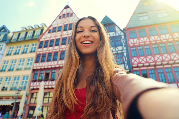 Hermosa mujer sonriente tomar autorretrato en la plaza Romerberg en Frankfurt, Alemania — Foto de Stock