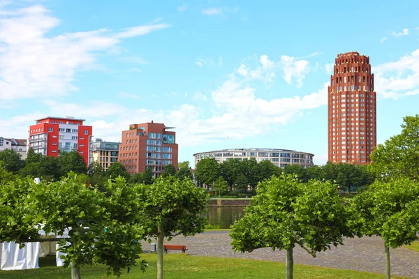 Frankfurt nad Mohanem, hlavní zelený park a Cityscape, Německo — Stock fotografie