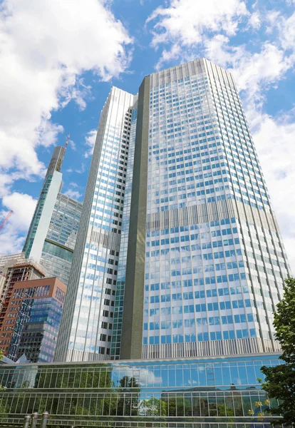 Frankfurt, Tyskland-13 juni 2019: Eurotower skyskrapor i Frankfurt, Tyskland — Stockfoto