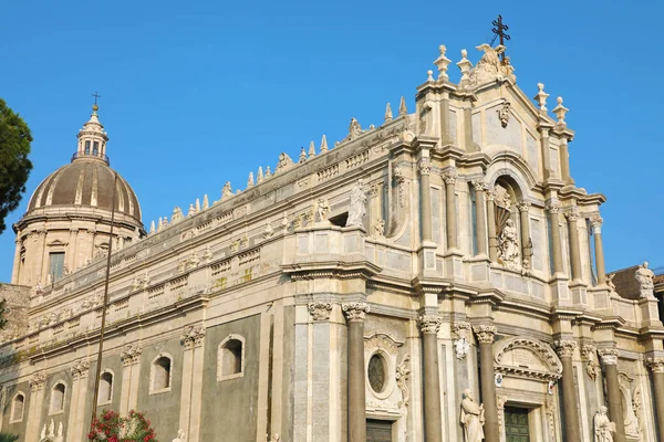 Kathedraal van Catania aan het Piazza del Duomo-plein in Catania, Sicilië, Italië — Stockfoto