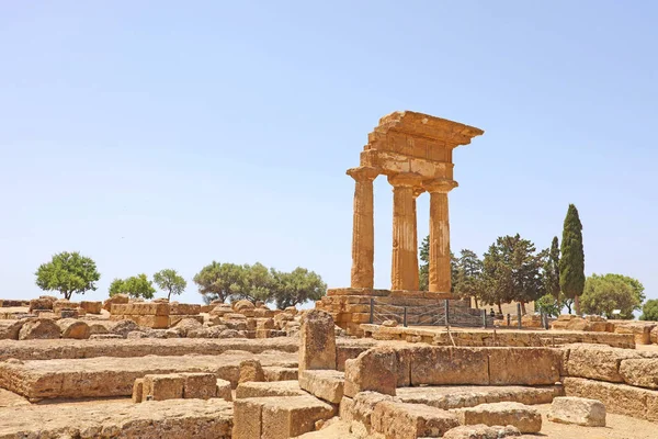 Templo de Dioscuri (Castor y Pollux). Famosas ruinas antiguas en Valle de los Templos, Agrigento, Sicilia, Italia. Patrimonio de la Humanidad UNESCO . — Foto de Stock