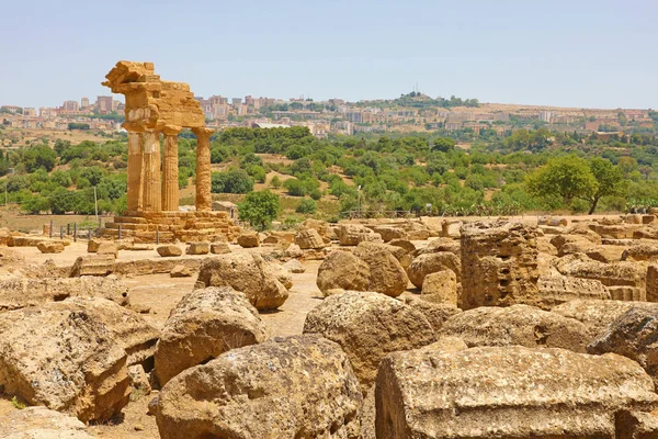 Templo de Dioscuri (Castor y Pollux). Famosas ruinas antiguas en Valle de los Templos, Agrigento, Sicilia, Italia. Patrimonio de la Humanidad UNESCO . — Foto de Stock