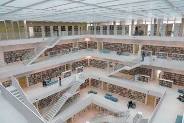 Stuttgart, Almanya - 12 Haziran 2019: Stuttgart modern şehir kütüphanesi, Almanya