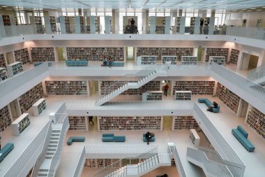 Stuttgart, Almanya - 12 Haziran 2019: Stuttgart modern şehir kütüphanesi, Almanya