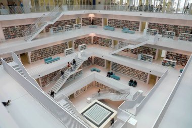 Stuttgart, Almanya - 12 Haziran 2019: Stuttgart modern şehir kütüphanesi, Almanya