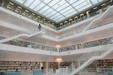 Stuttgart, Almanya - 12 Haziran 2019: Stuttgart modern şehir kütüphanesi, Almanya