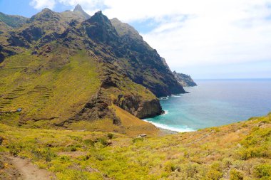 Tenerife Adası'ndaki Playa Tamadite vahşi plajı ve Barranco de Afur vadisinin havadan görünümü, İspanya