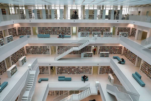 STUTTGART, GERMANIA - 12 GIUGNO 2019: Biblioteca comunale moderna di Stoccarda, Germania — Foto Stock