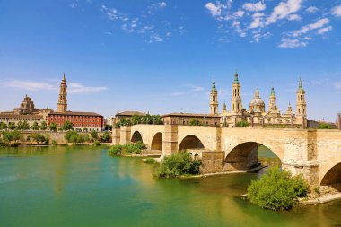 Köprü Puente de Piedra ve Katedral Bazilikası del Pilar ile Zaragoza şehir manzarası panorama
