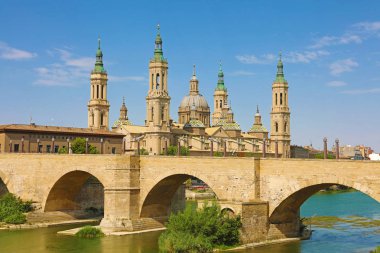 Zaragoza - Köprü Puente de Piedra ve KatedralBazilik del Pilar ile panorama