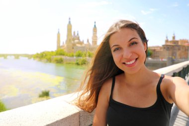 Zaragoza, İspanya mutlu gülümseyen güzel kız portresi