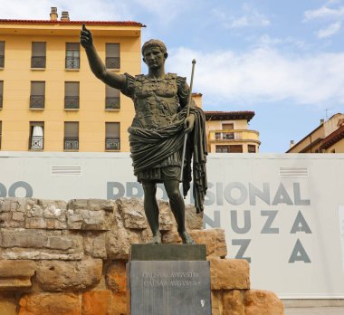 Zaragoza, İspanya - 1 Temmuz 2019: İmparator Caesar Augustus Anıtı, Zaragoza'nın kurucusu, İspanya