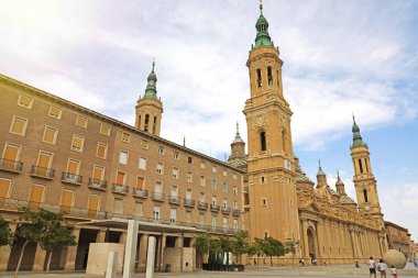 Pillar Our Lady Katedralbazilik ile Plaza del Pilar meydanı, Zaragoza, İspanya